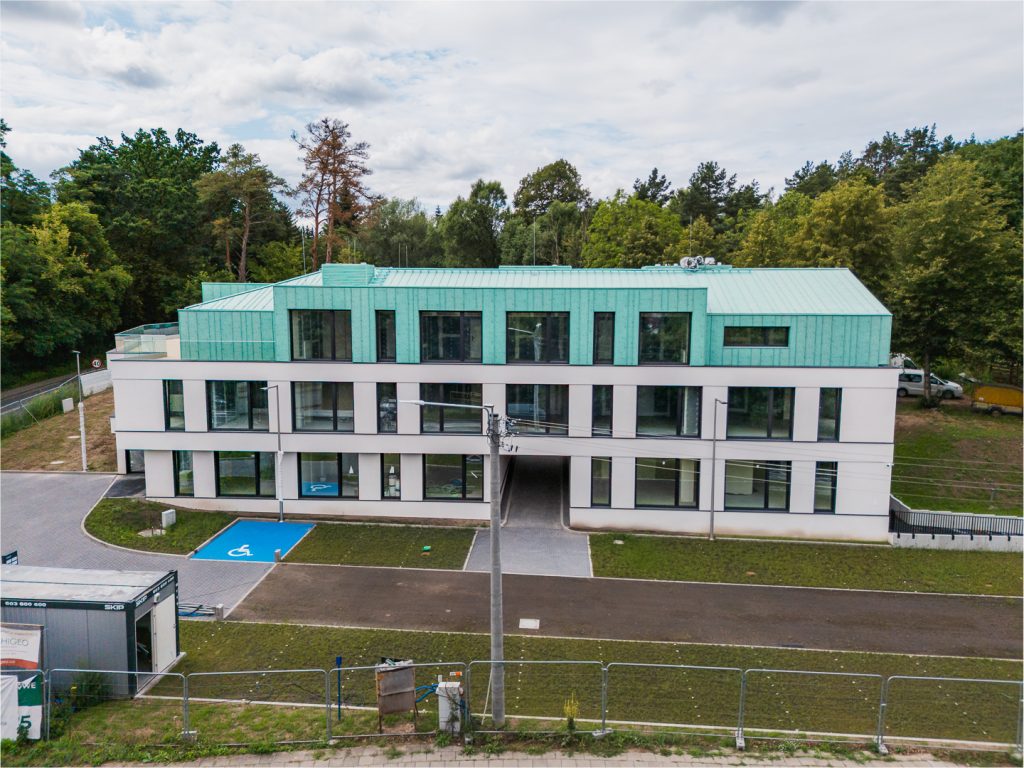 Zakończona elewacja nowoczesnego budynku OVO OFFICE w Puszczykowie.